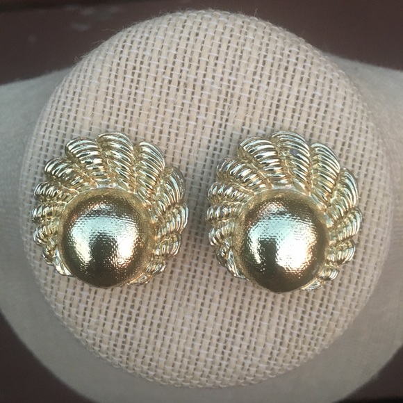 Gold Tone Shells Clip On Earrings - Picture 3 of 6